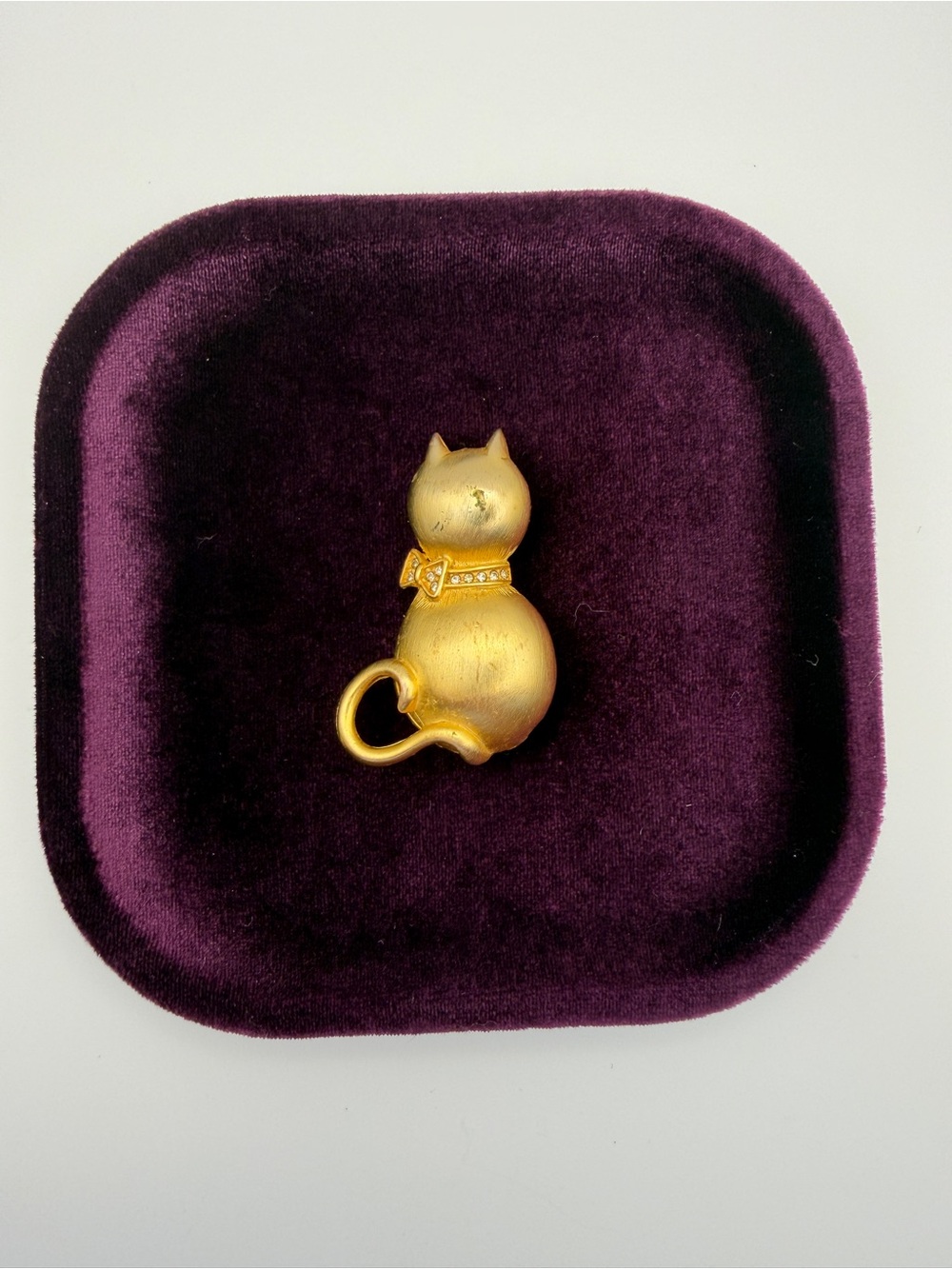 Vintage Lia Gold-Tone Cat Brooch with Rhinestone Collar